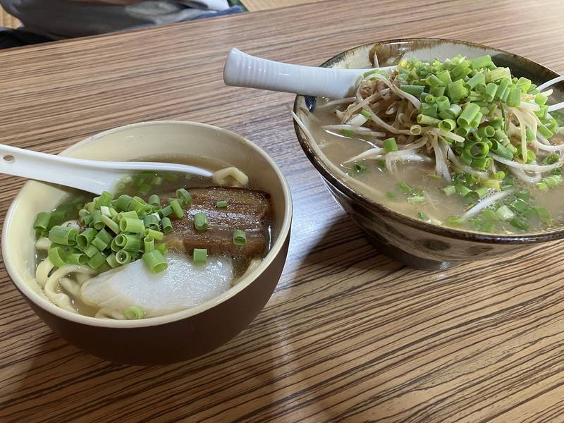 三枚肉をのせた沖縄そばと、奥にもやしそば