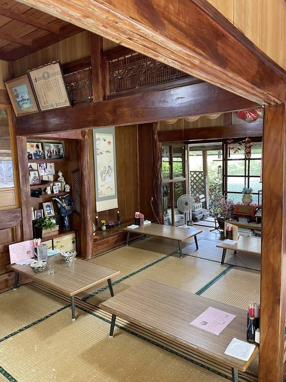 座卓が並ぶ古民家の畳の間