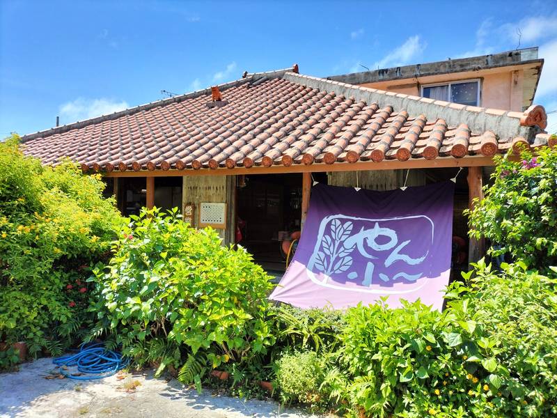 赤瓦屋根の古民家と紫ののれんが目印のやん小~